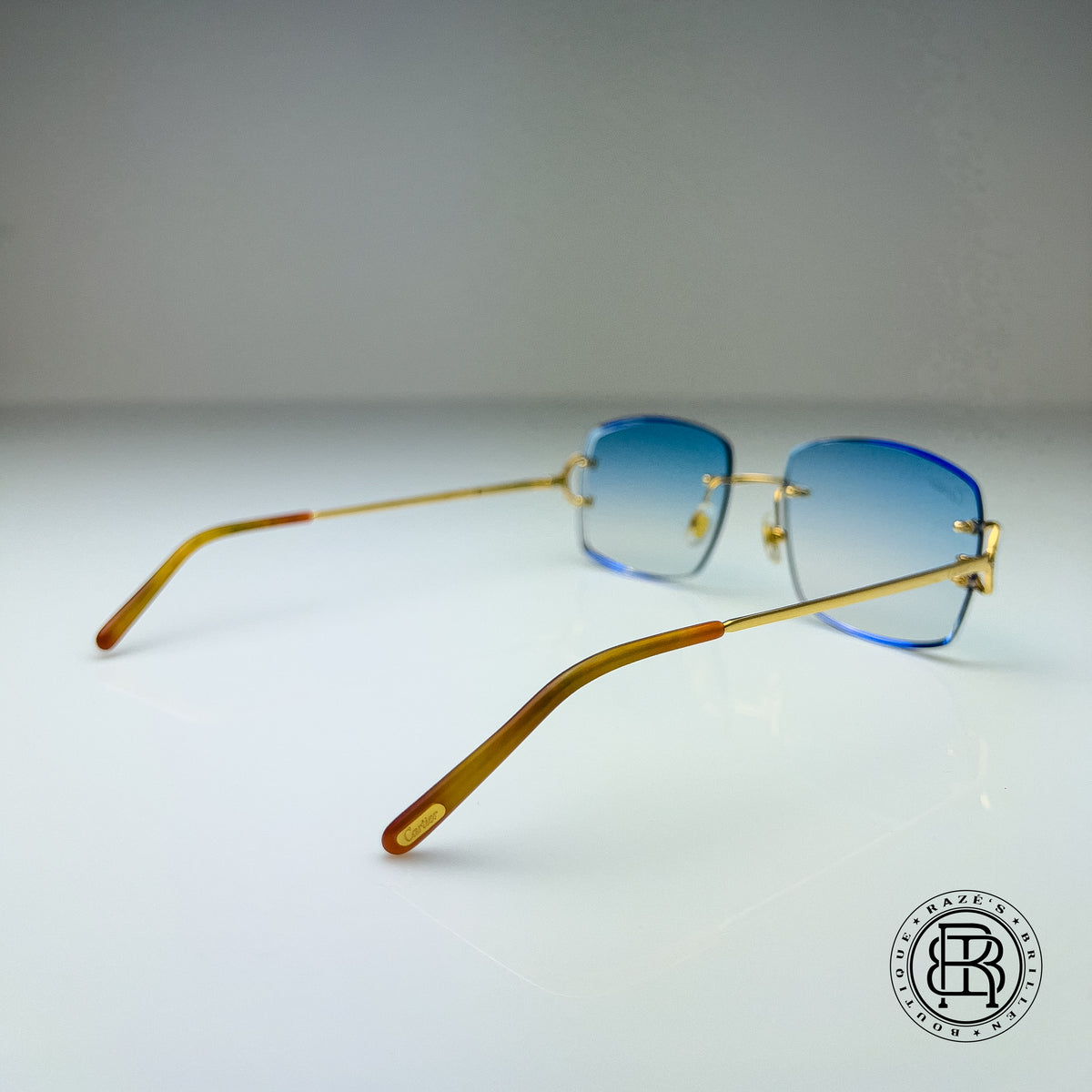 Cartier CT0092o 001 Custom mit Diamanten und Blau Verlauf Selbstabdunkelnd auf Grau (Big C)